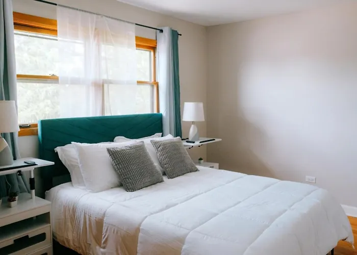 New Modern 3br • Gym • Workspace • Quiet Location Chicago